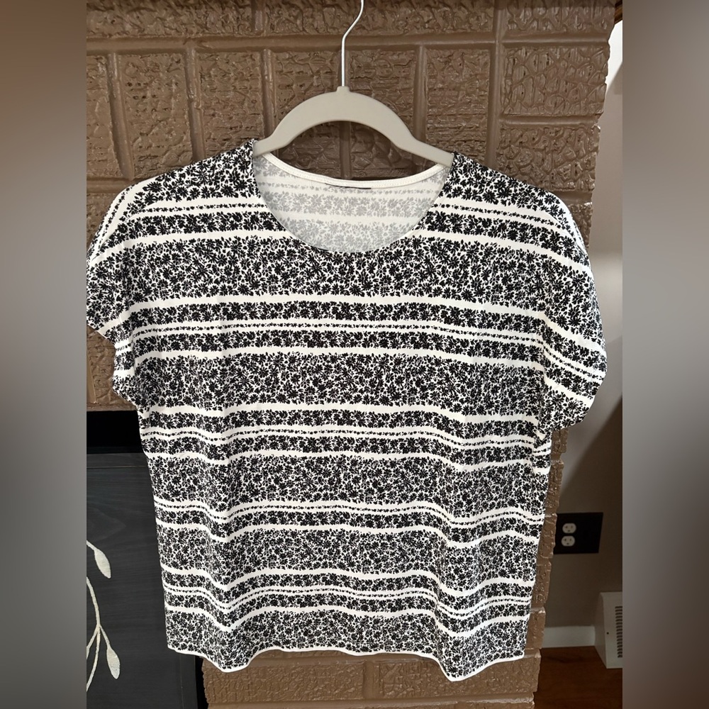 J. Jill Black and White Patterned Short Sleeve Tee